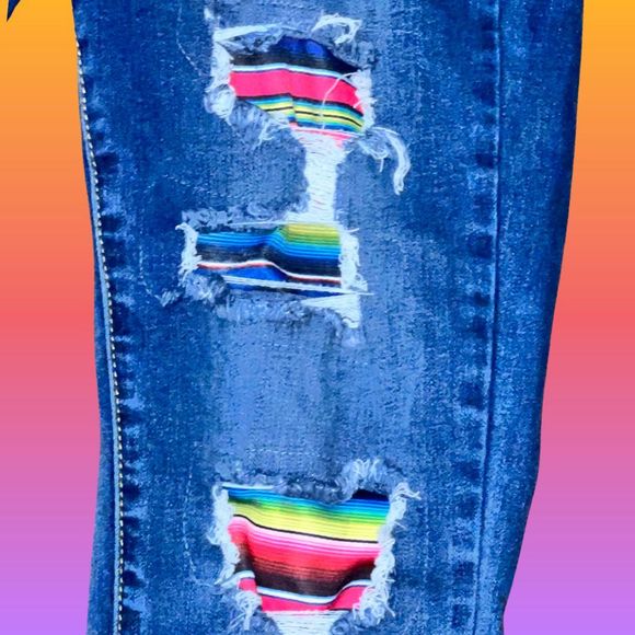 Judy Blue Mid Rise Rainbow Patch Skinny Fit Jeans Size 11/30 Factory Distressed - Picture 5 of 6